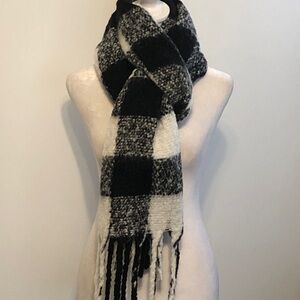 Trending Women’s Chunky Black & White Knit Tasseled Scarf / Wrap